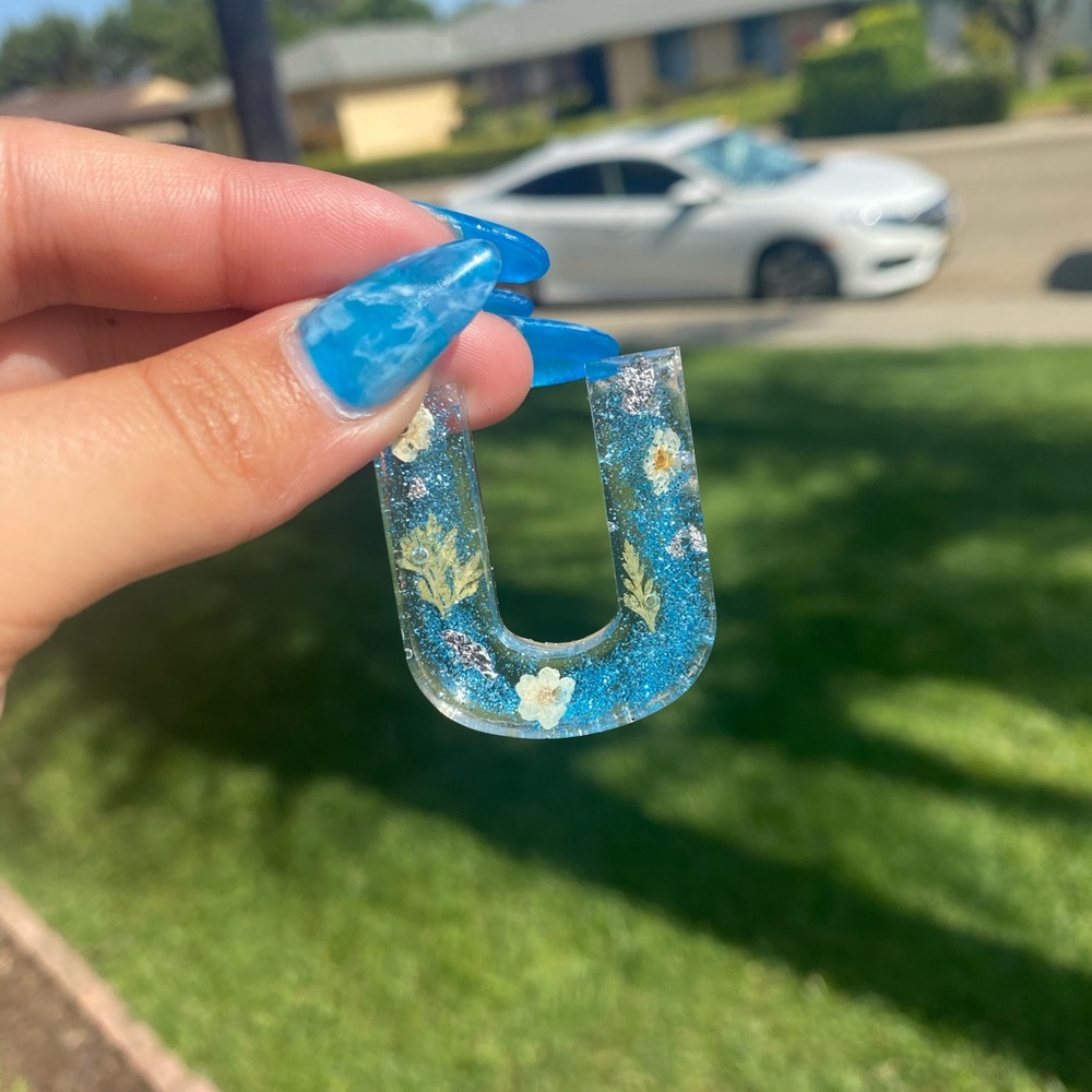 Letter U resin keychain